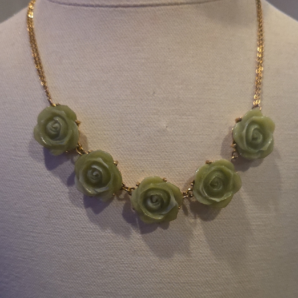 Elegant Green Rose Necklace